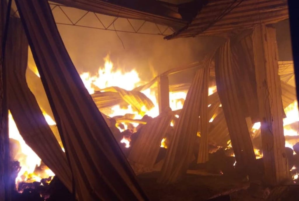 Se quema bodega con alimento para ganado en poblado Contreras