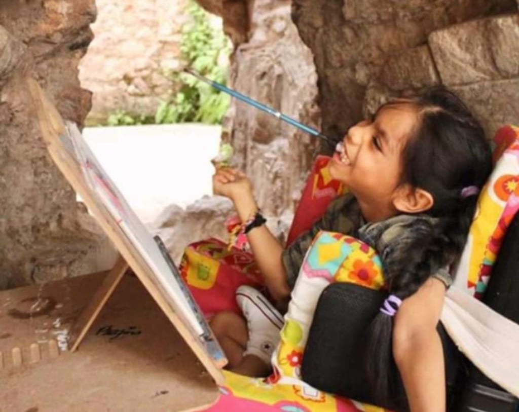 Con 13 años, niña duranguense crea arte con un pincel en su boca