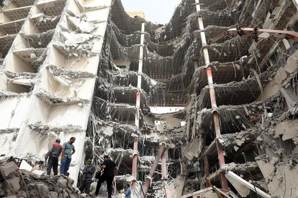Fallecen 28 en derrumbe de edificio en Irán