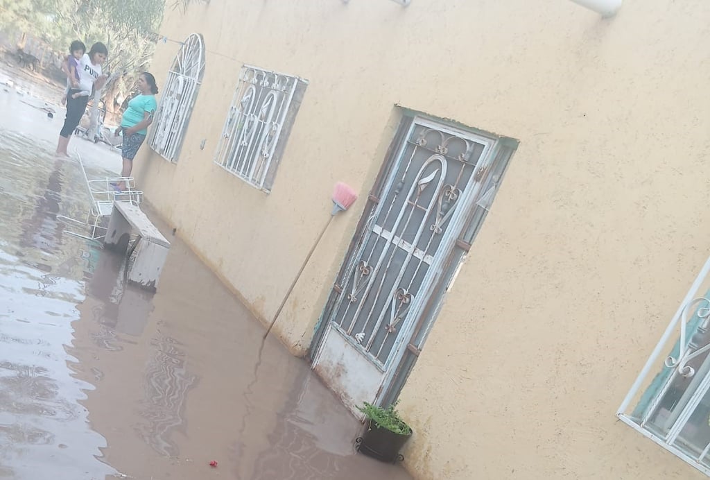 Se desborda agua de parcelas y afecta a viviendas en ejido de Gómez Palacio
