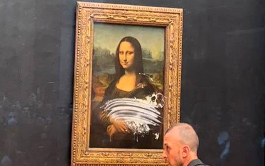 Visitante lanza un pastelazo a la Monna Lisa en el Museo de Louvre