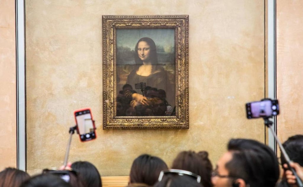 Visitante del Louvre ataca a 'La Gioconda'