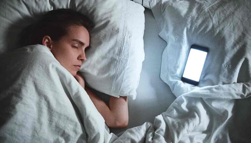 ¿Qué problemas de salud puede traer el dormir cerca del celular?