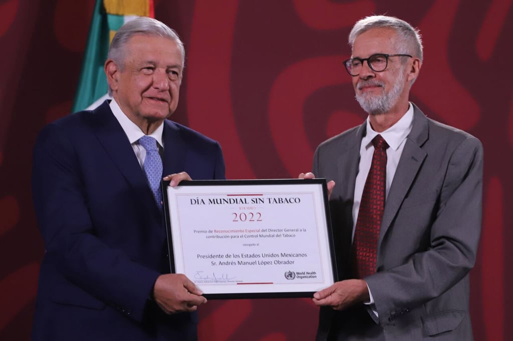 OMS premia a López Obrador por su lucha contra el tabaco