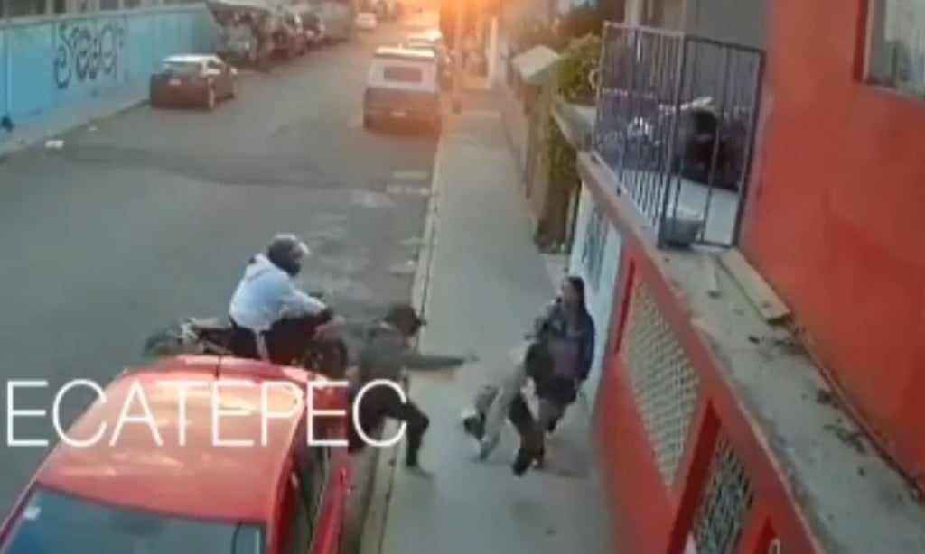 VIDEO: Novio abandona a su pareja durante asalto en Ecatepec