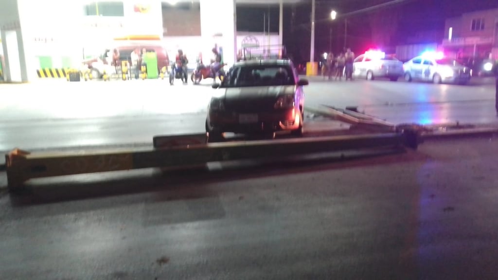 Automovilista ebrio derriba un semáforo en Gómez Palacio