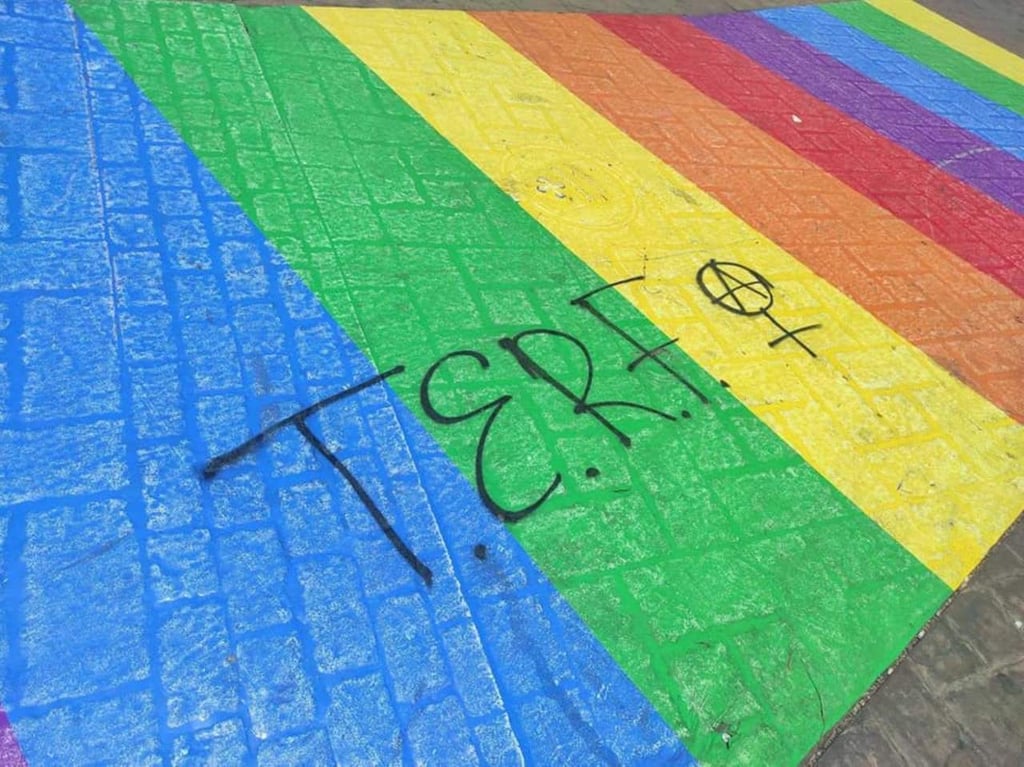 Denuncian que ‘tapiz del arcoíris’ de Constitución fue ‘grafiteado’