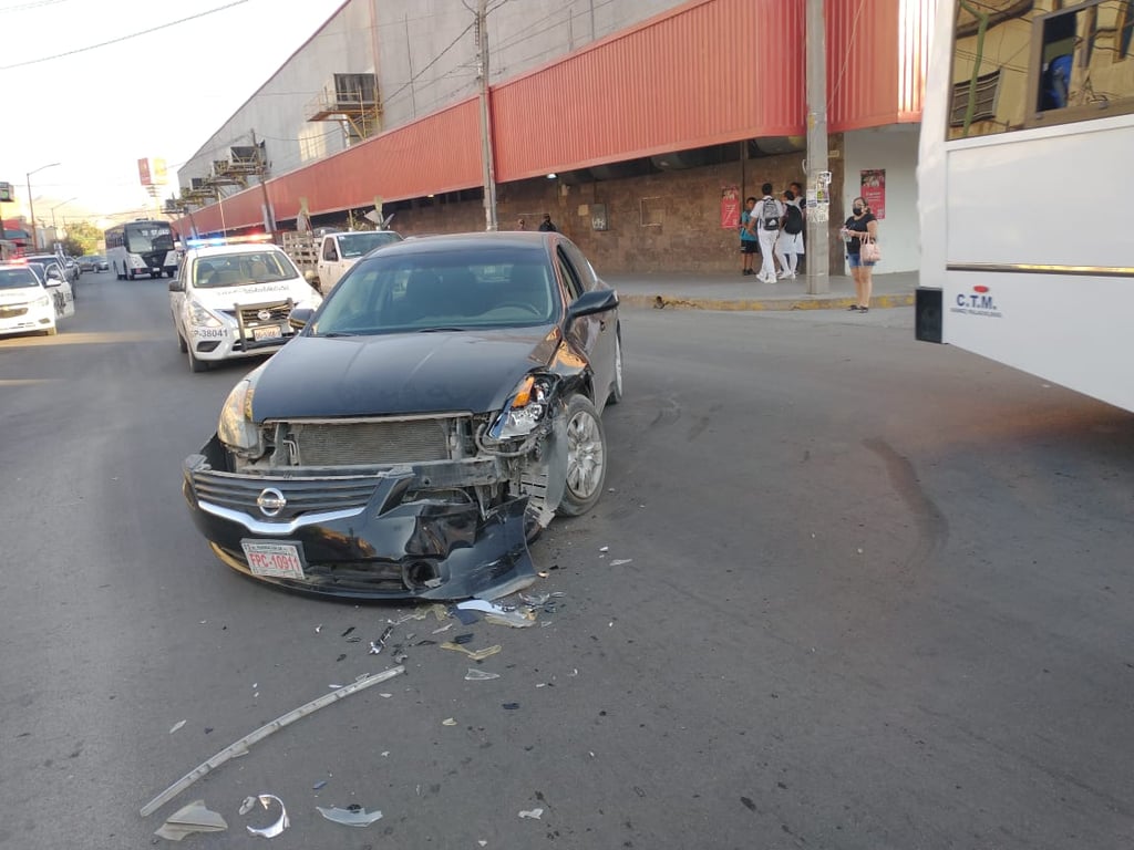 No respeta la preferencia de una avenida y provoca choque en Gómez Palacio
