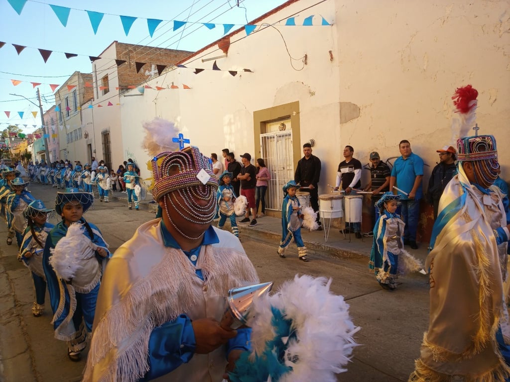 Danza de la Santa Cruz calle Granada, barrio de Analco en Durango