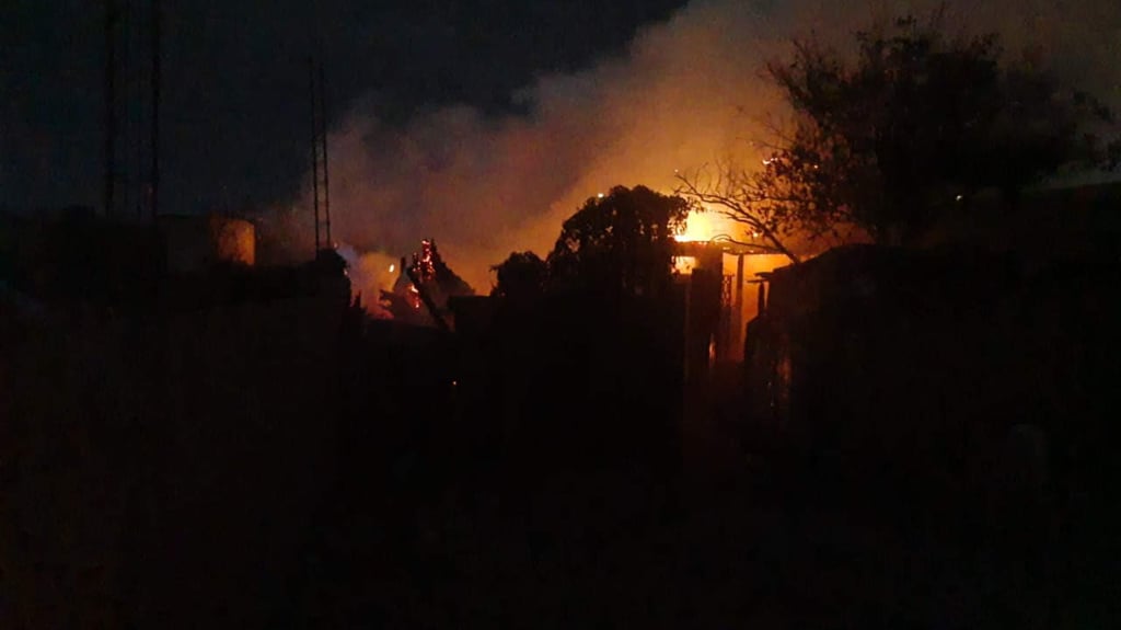 Casa de materiales frágiles arde en llamas en Jardines de Cancún