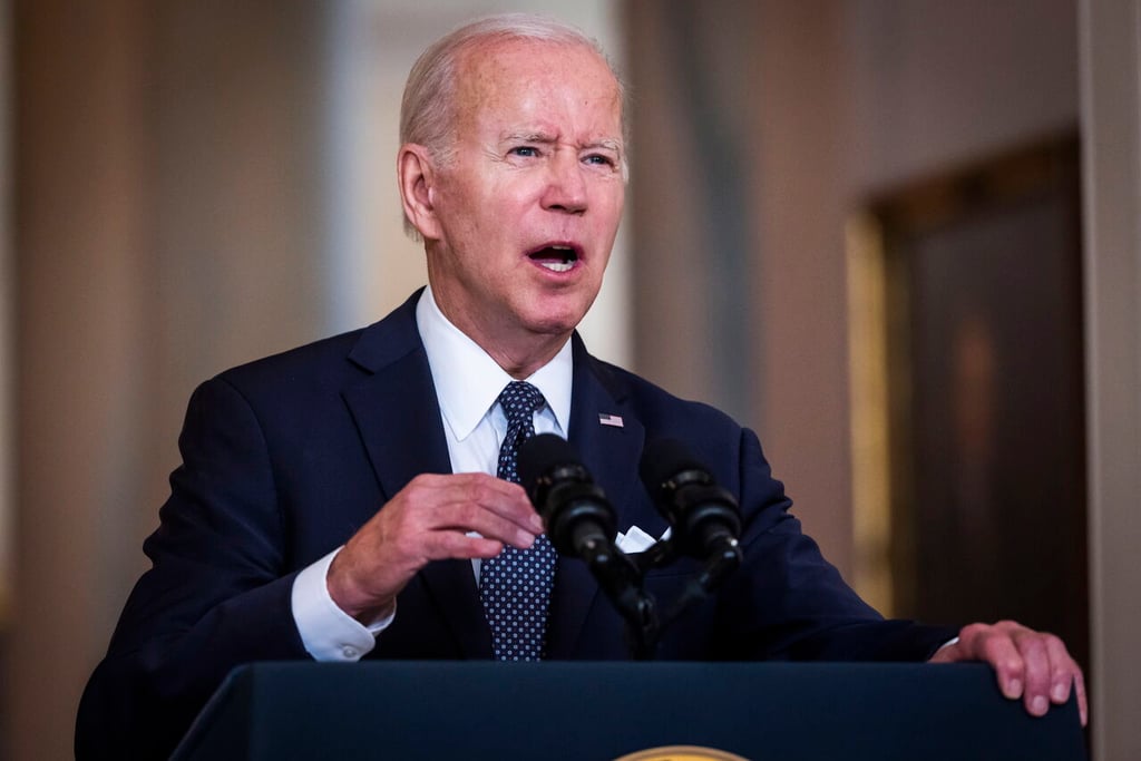 Biden pide a Congreso prohibir armas de asalto o aumentar edad para comprarlas