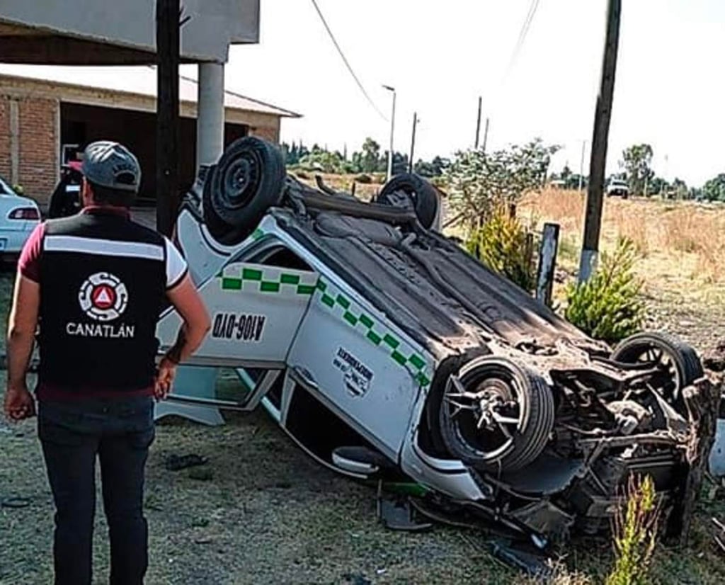 Vuelca taxi en carretera a Canatlán; el conductor resultó lesionado