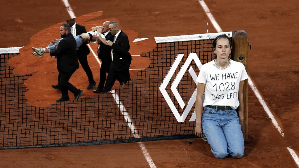 Manifestante se encadena a la red e interrumpe la semifinal de Roland Garros