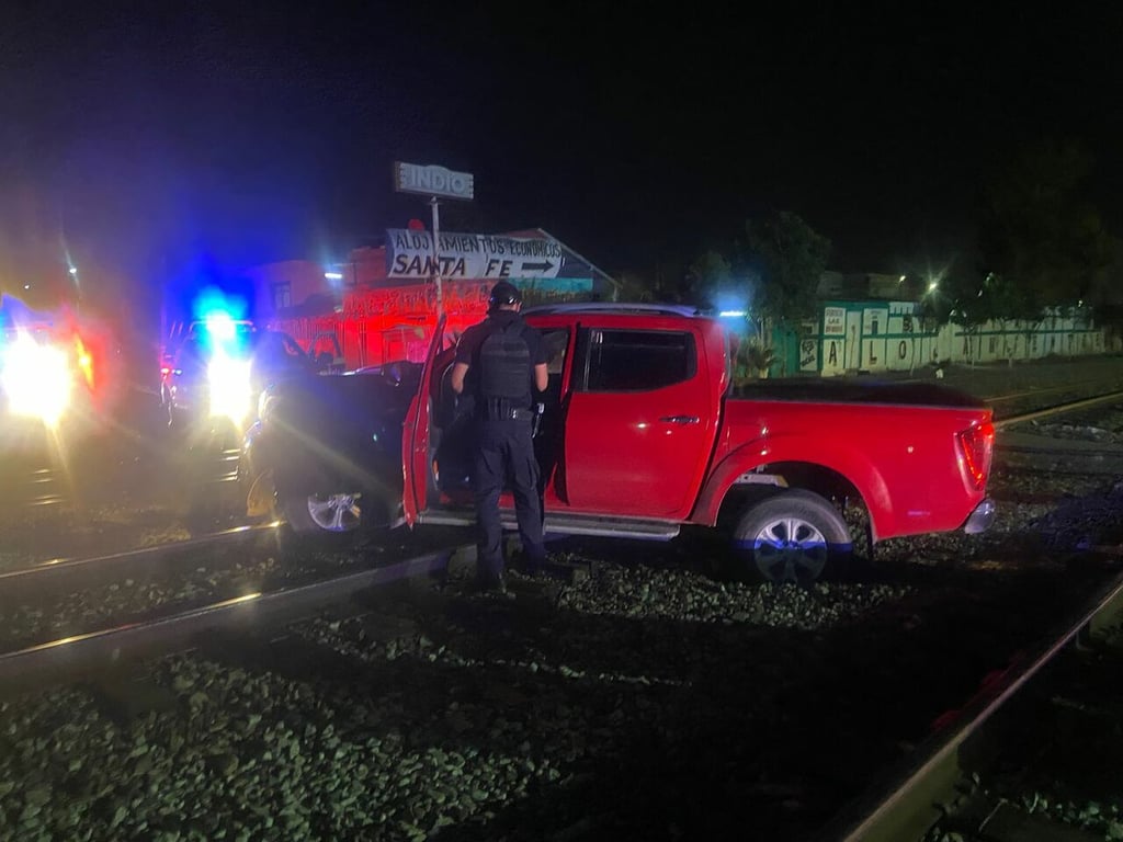 Conductora ebria termina atorada en las vías del tren en Gómez Palacio