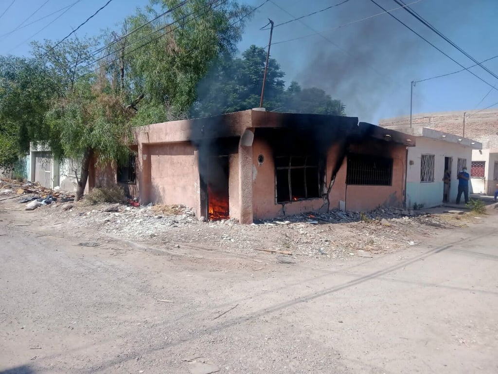 Incendio en domicilio deshabitado moviliza a Bomberos de Gómez Palacio