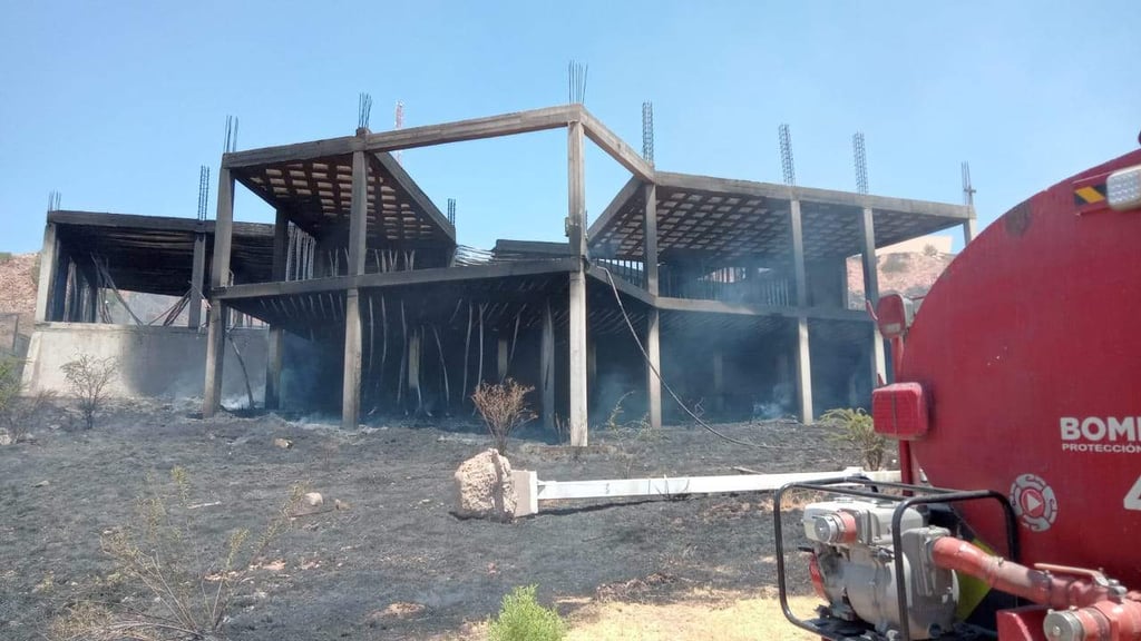 Se incendia pastizal y edificio en construcción cerca del C5