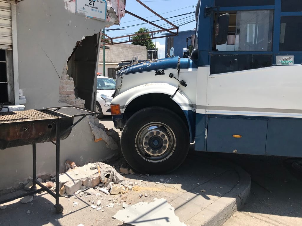 Autobús se impacta contra finca tras ser chocado por un taxi en Gómez Palacio