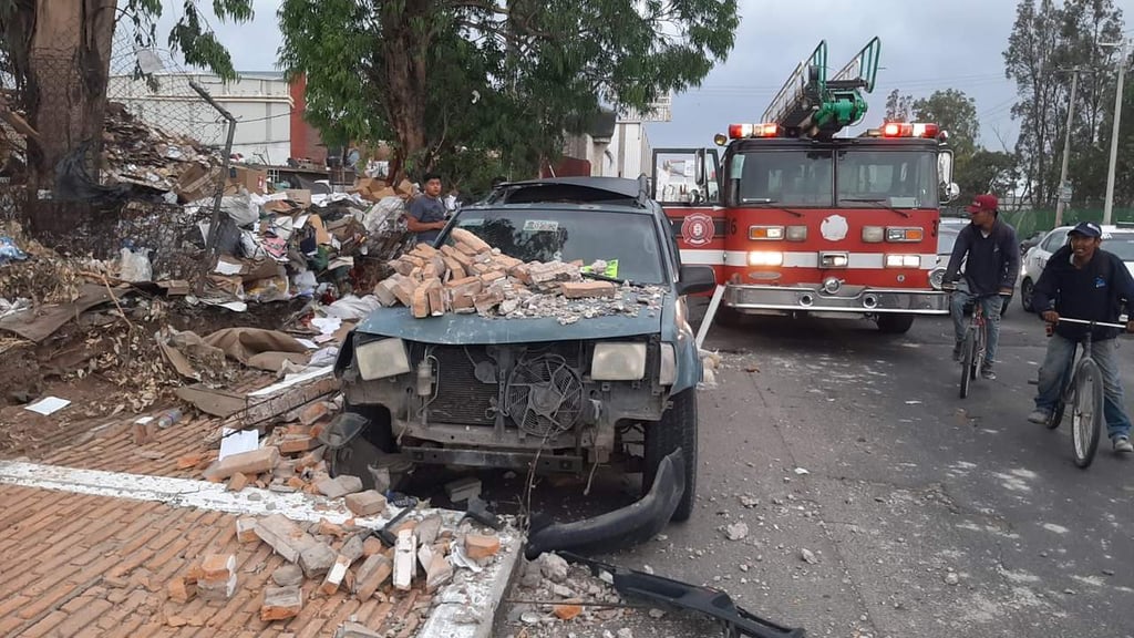 Ráfagas de viento en Durango capital provocan la caída de una barda sobre un vehículo