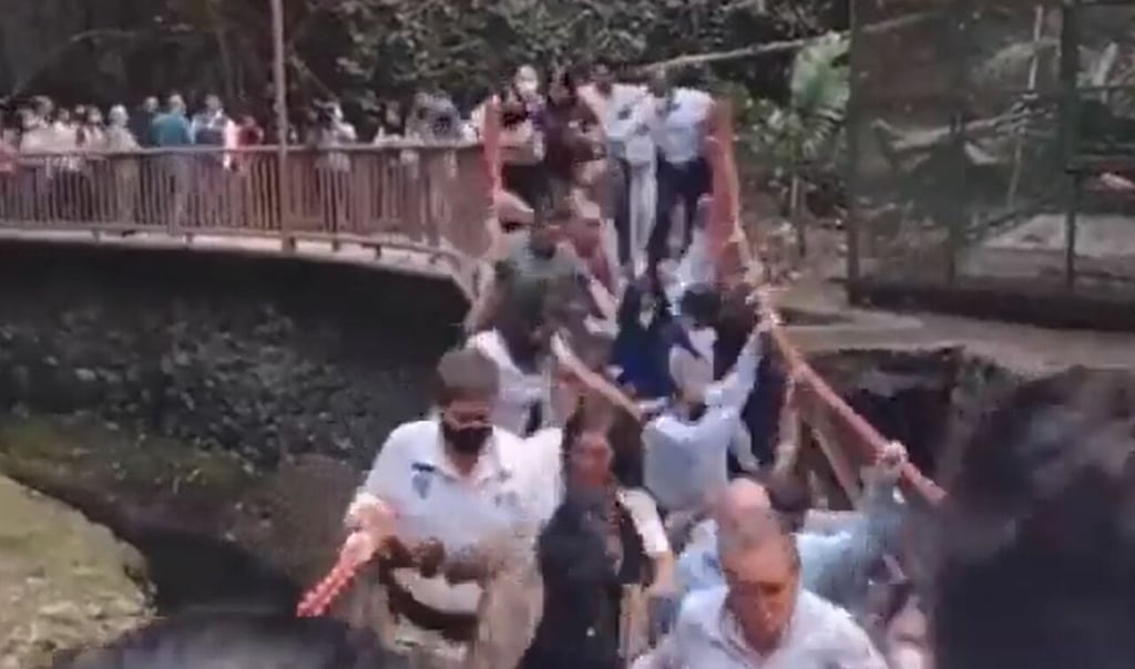 VIDEO: Colapsa puente colgante en Cuernavaca; reportan al menos 20 heridos
