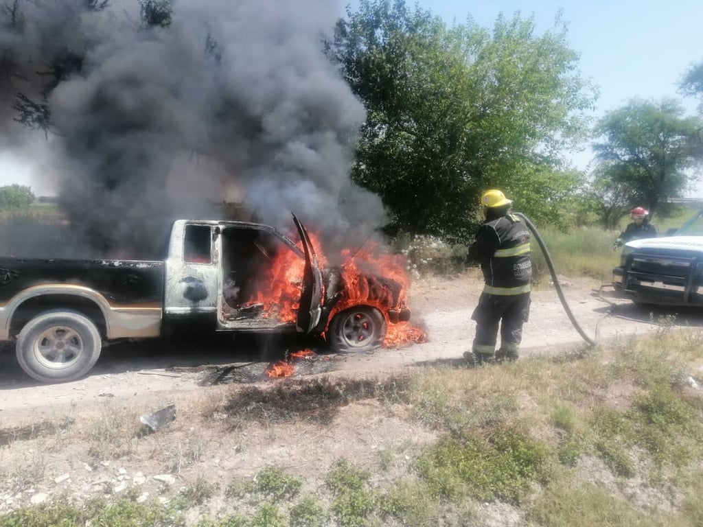 Fuego consume una camioneta en el ejido El Cariño de Gómez Palacio