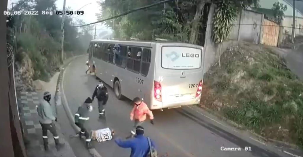 Pasajeros de autobús bajan para defender a una mujer