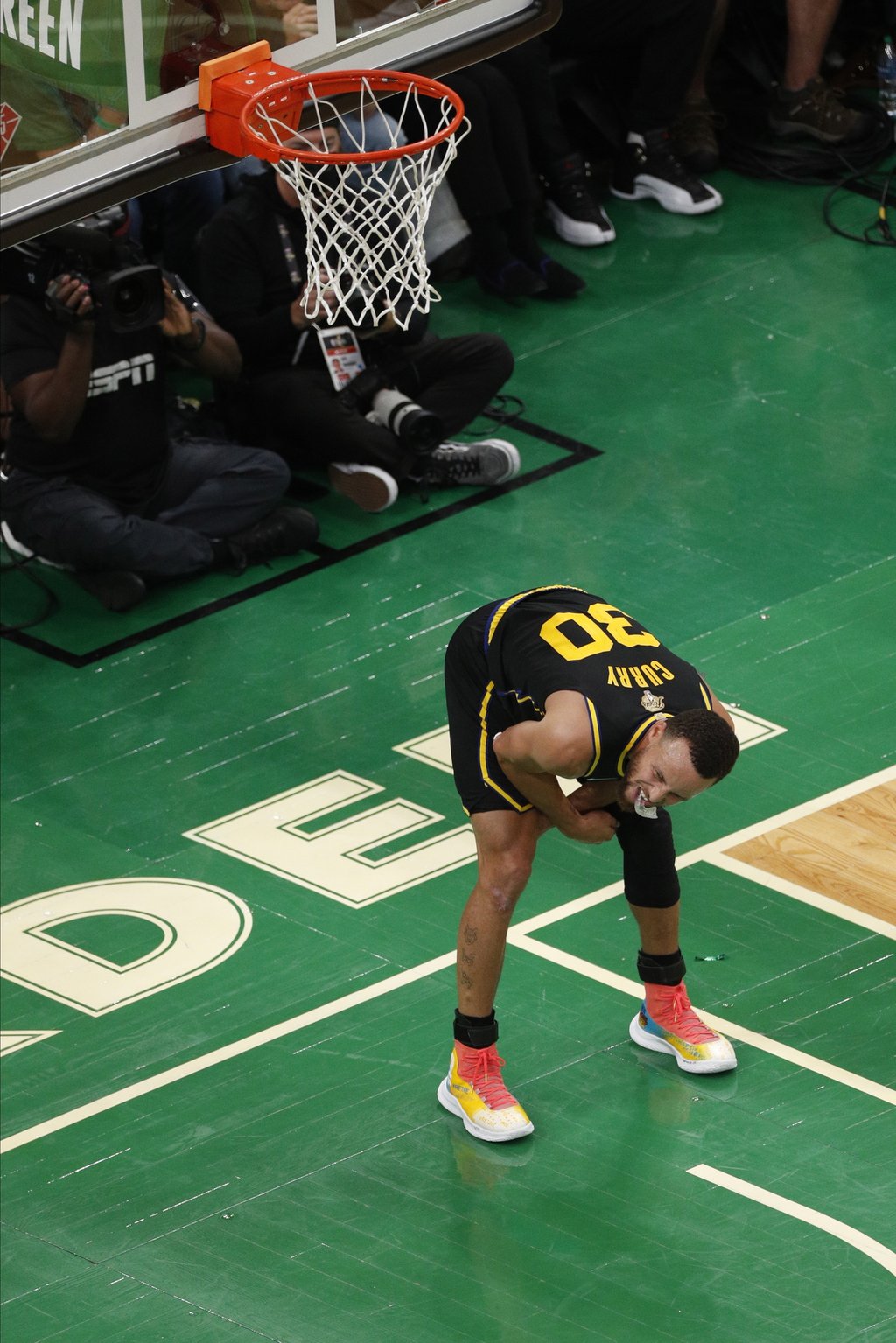 Curry seguirá jugando a pesar de lesión