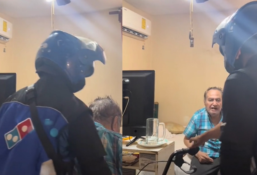 Hombre mayor ordena una pizza para pedir ayuda al repartidor