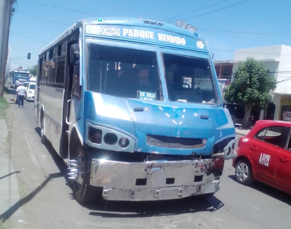 Choque entre autobuses en Gómez Palacio deja una mujer lesionada