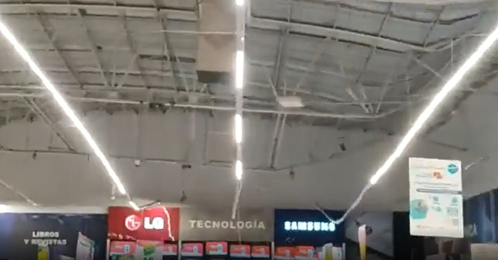 VIDEO: Techo de tienda comercial colapsa por granizada en la CDMX