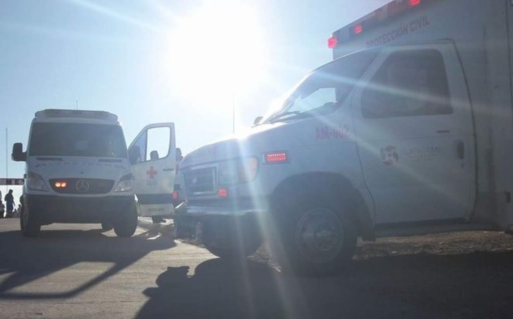 Abandonan carro después de volcar en carretera Durango-Gómez Palacio