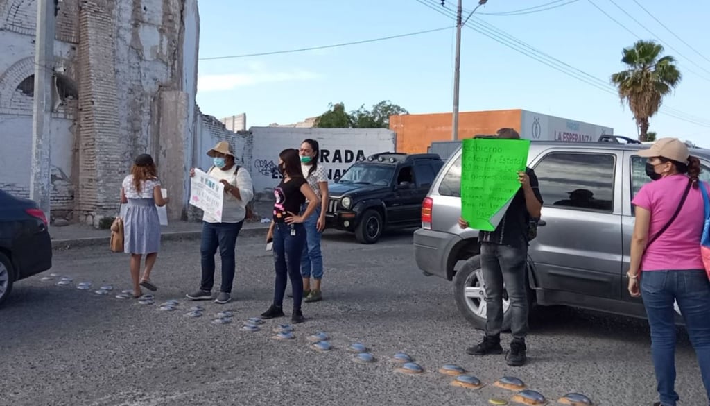 Maestros de Inglés bloquean bulevar Forjadores en Gómez Palacio