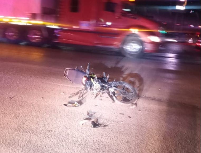 Chofer de autobús le corta la circulación a un motociclista en Gómez Palacio y huye