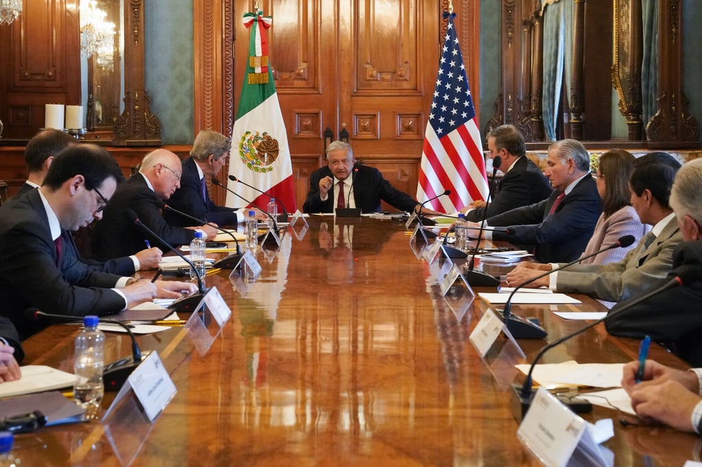 AMLO y John Kerry abordan inversiones y transición de México hacia energías limpias