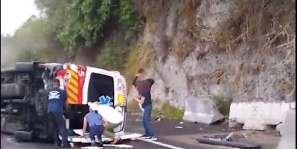 VIDEO: Vuelca ambulancia en la autopista México-Toluca