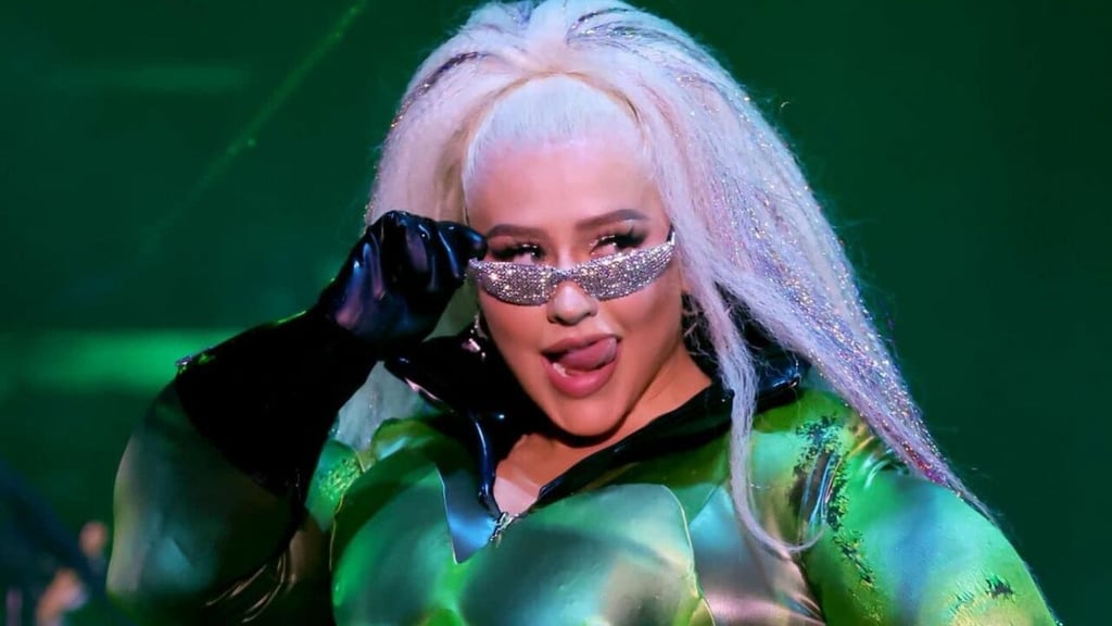 Christina Aguilera usa disfraz de Hulk con arnés de dildo diamantado en el Pride de Los Ángeles