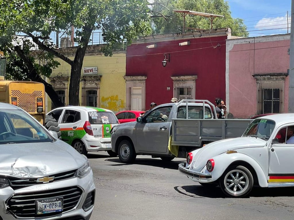 Dos vehículos chocaron en bulevar Dolores de Río; chocan dos más por ver el primer accidente