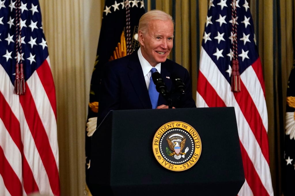Joe Biden firma una ley para descongestionar los puertos de Estados Unidos