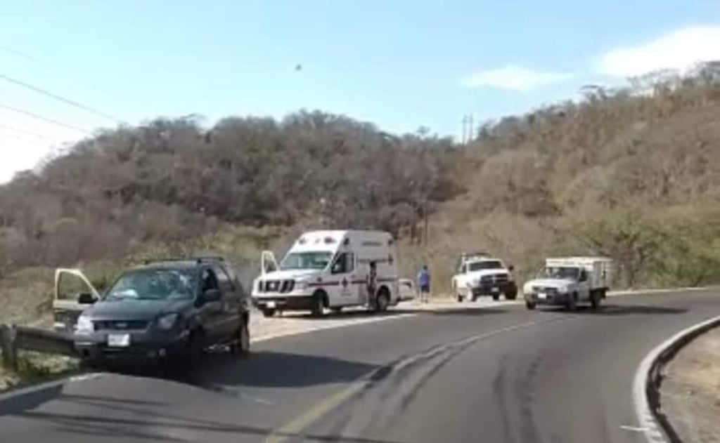 Choque entre tráiler y camioneta en la libre Durango-Mazatlán deja una persona lesionada