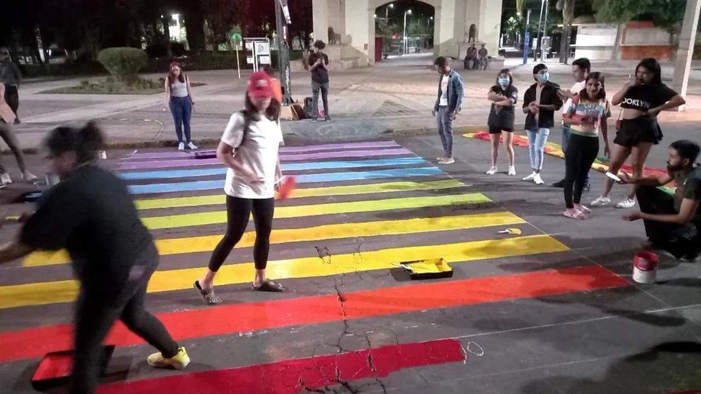 Comunidad LGBT+ pinta segundo camino de arcoíris en la ciudad de Durango