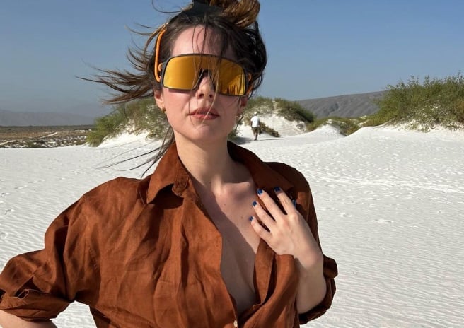 Camila Sodi posa sin blusa en el desierto