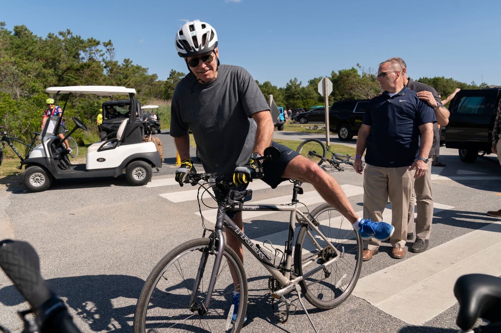 Joe Biden se cae al tratar de bajar de su bicicleta