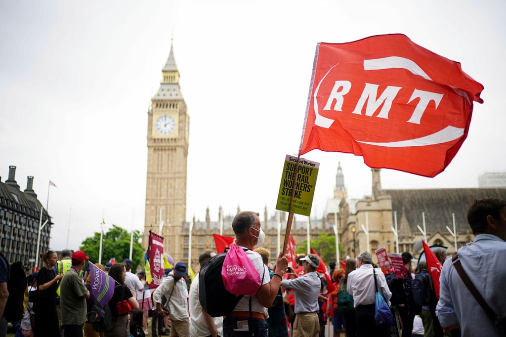 Miles de personas se manifiestan en Londres por el aumento de precios
