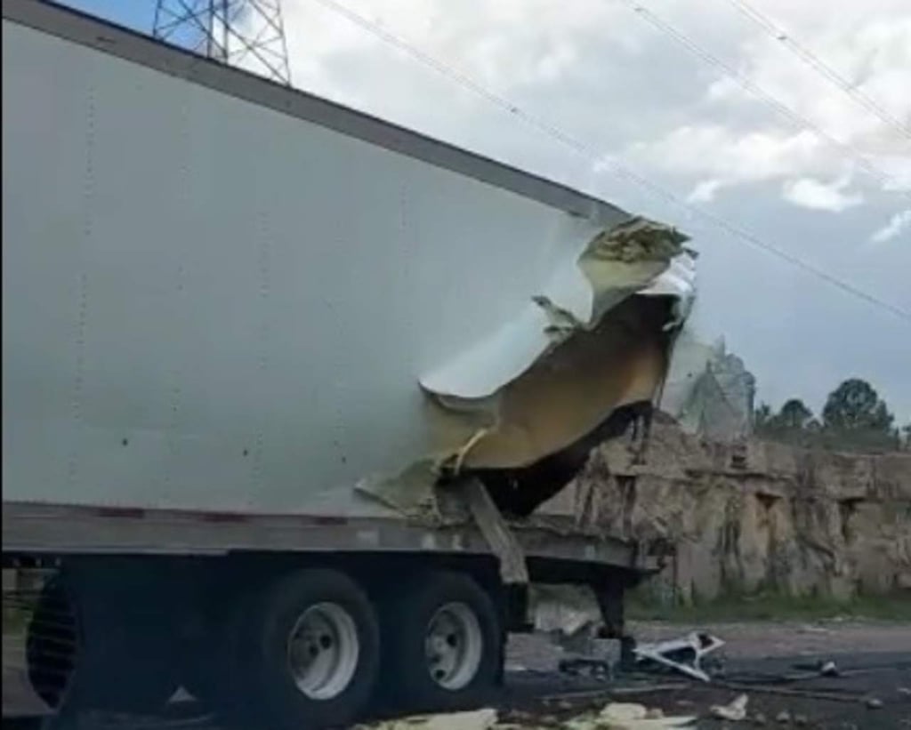 Choque de tráilers y camioneta en la 'Súper' deja fuertes daños materiales