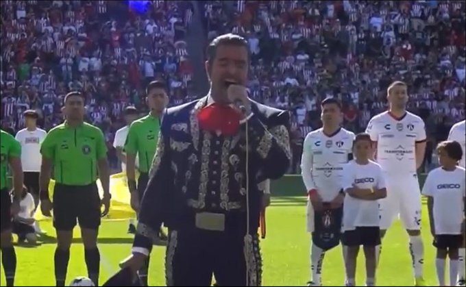 ¡Otra vez! Pablo Montero se equivoca en el Himno Nacional en el Chivas vs Atlas