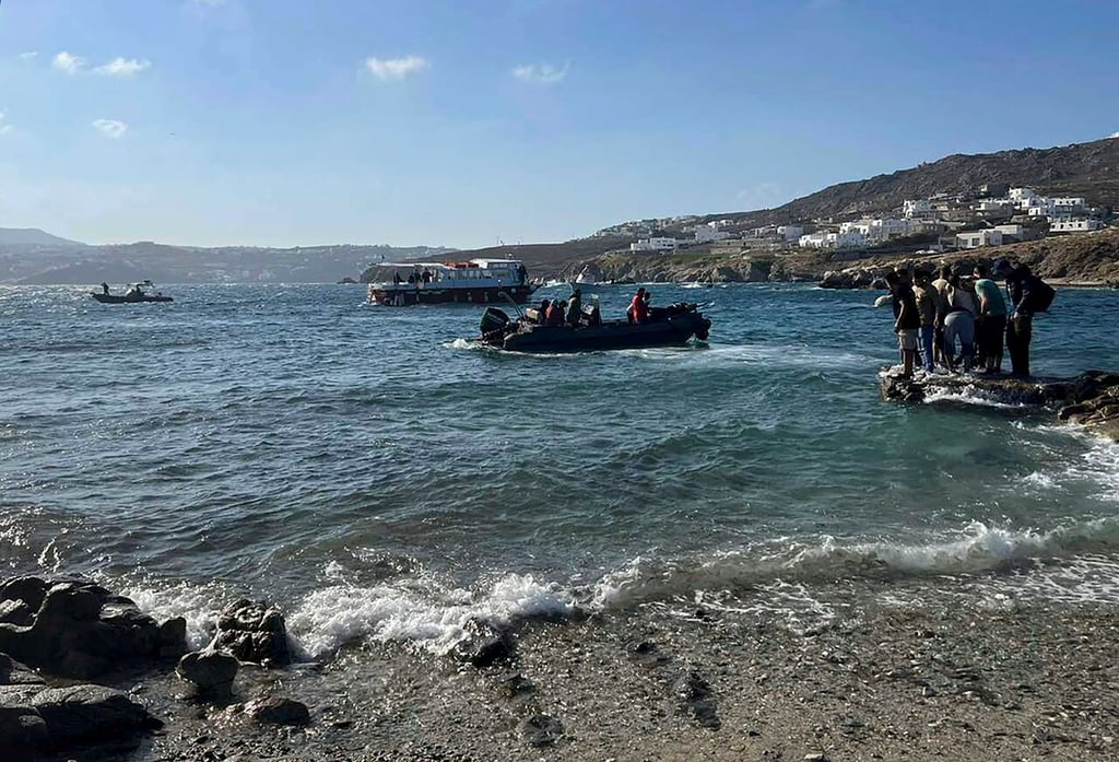 Grecia rescata a 108 migrantes que naufragaban en un velero