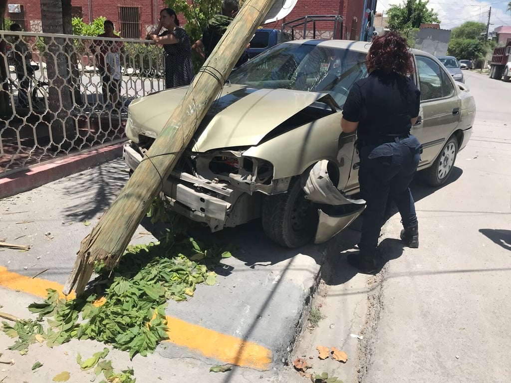 Auto derriba poste de madera tras chocar con otro vehículo en Lerdo