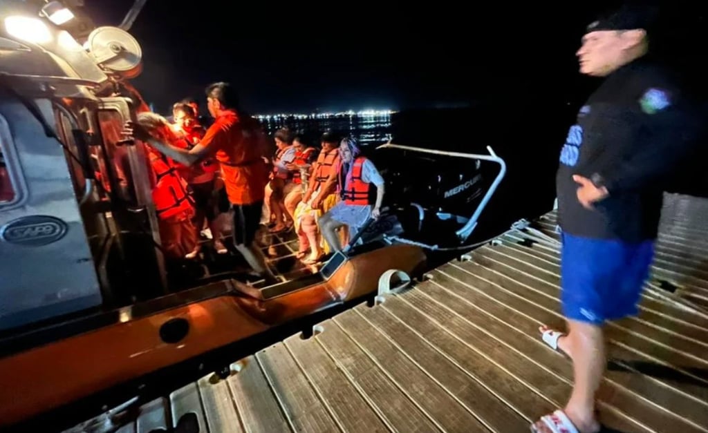 Por falla en motor, embarcación con turistas queda varada en Mazatlán