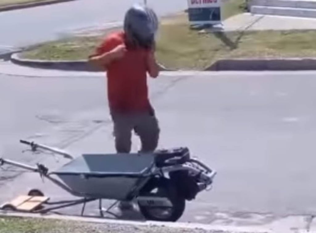 Viral: transforma su carretilla en una 'moto'