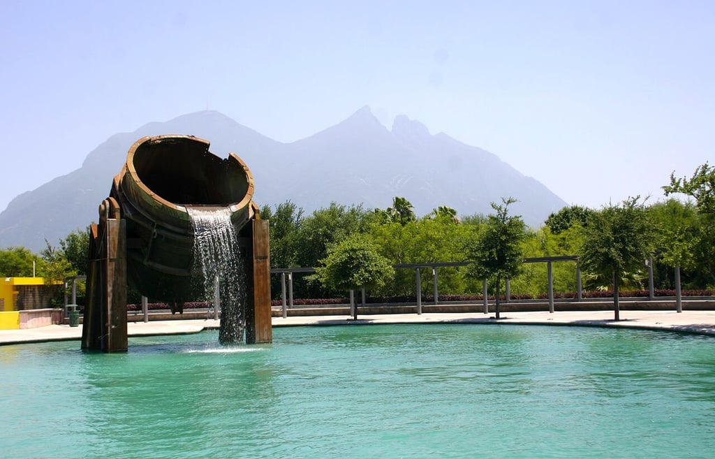 Ante falta de agua en Monterrey, organizan 'baño masivo' en Santa Lucía
