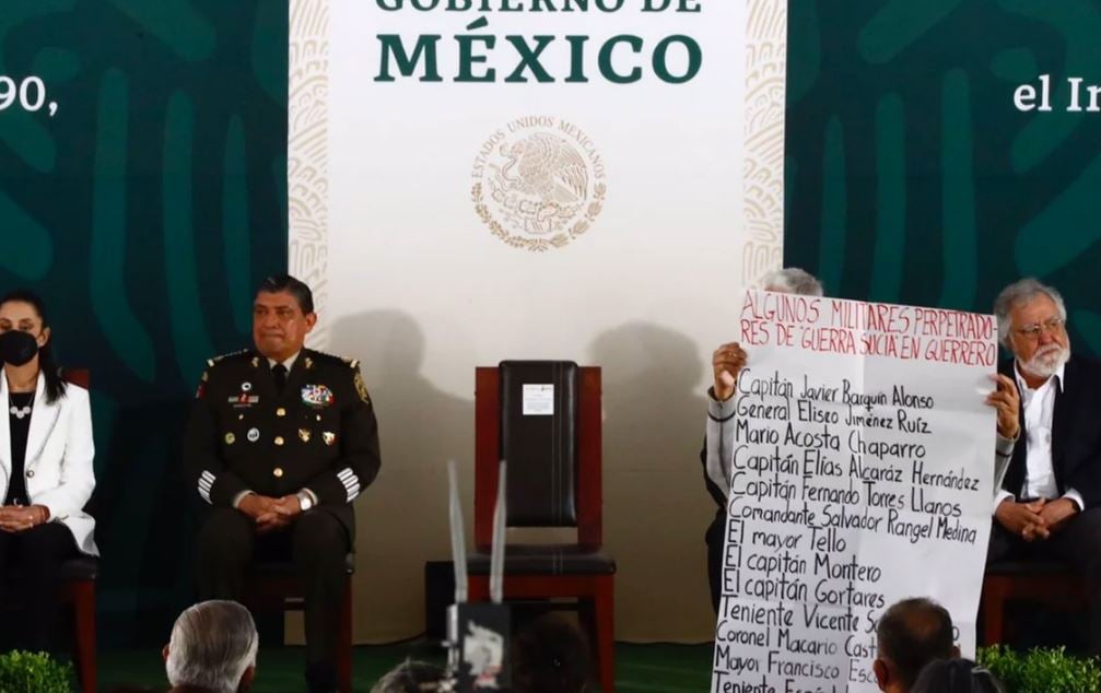 'Dónde están los desaparecidos y los culpables': increpan a Cresencio Sandoval